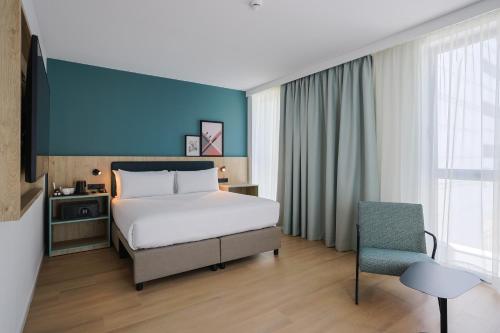 Habitación con cama extragrande - Adaptada para personas de movilidad reducida del hotel Spark By Hilton Madrid Alcala. Foto 5