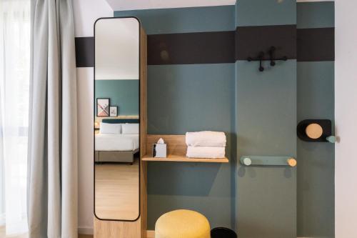 Habitación con cama extragrande - Adaptada para personas de movilidad reducida del hotel Spark By Hilton Madrid Alcala. Foto 7