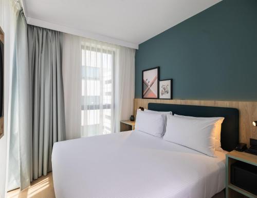 Habitación con cama grande del hotel Spark By Hilton Madrid Alcala