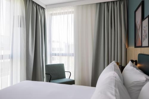 Habitación con cama grande del hotel Spark By Hilton Madrid Alcala. Foto 3