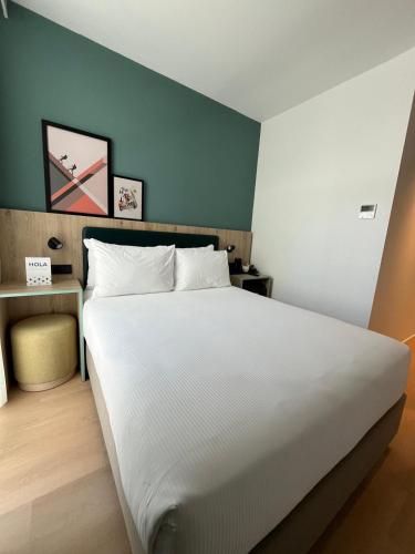 Habitación con cama grande del hotel Spark By Hilton Madrid Alcala. Foto 6
