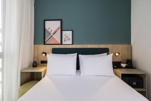 Habitación con cama grande del hotel Spark By Hilton Madrid Alcala. Foto 7