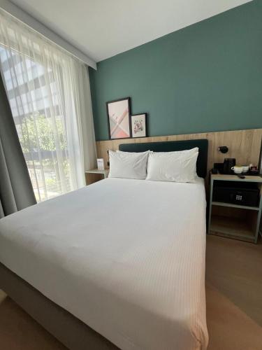 Habitación con cama grande del hotel Spark By Hilton Madrid Alcala. Foto 8