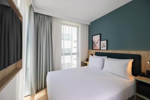 Habitación con cama grande del hotel Spark By Hilton Madrid Alcala. Foto 11