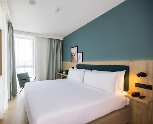 Habitación con cama extragrande. del hotel Spark By Hilton Madrid Alcala