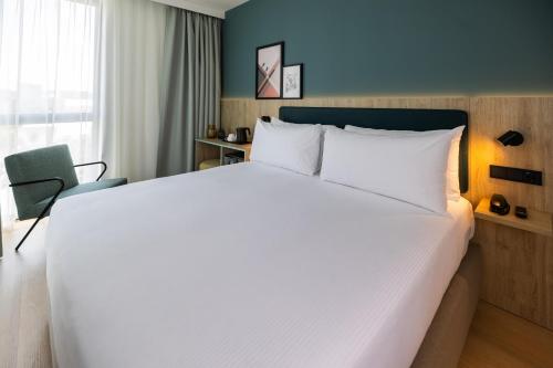 Habitación con cama extragrande. del hotel Spark By Hilton Madrid Alcala. Foto 3