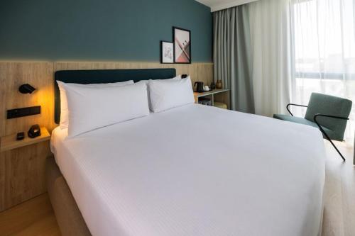 Habitación con cama extragrande. del hotel Spark By Hilton Madrid Alcala. Foto 7