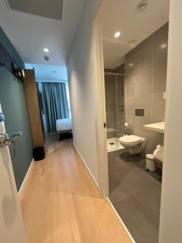 Habitación con cama grande del hotel Spark By Hilton Madrid Alcala. Foto 9