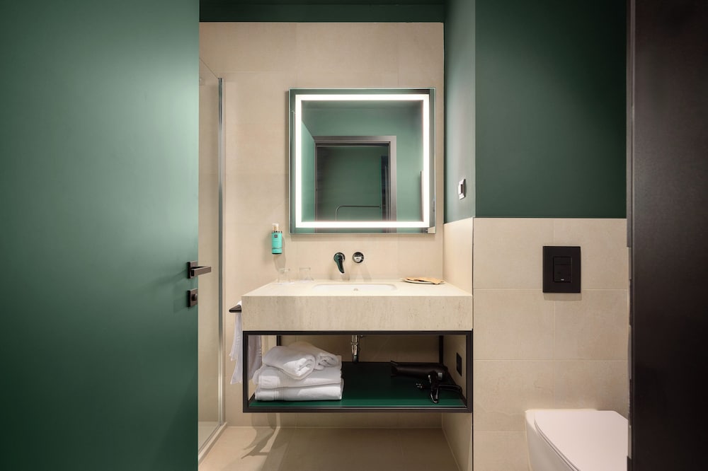 Habitación Estándar King Accesible del hotel Novotel Zagreb. Foto 7