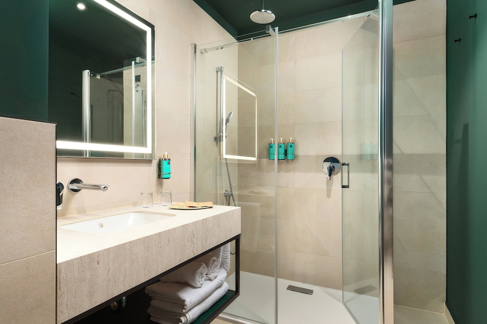 Habitación Ejecutiva King del hotel Novotel Zagreb. Foto 10