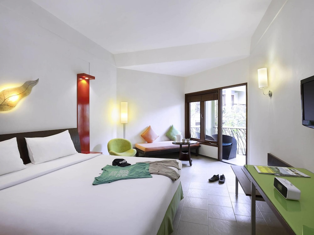 Habitación Superior con 1 Cama Doble y Vistas a la Piscina del hotel Ibis Styles Bali Legian