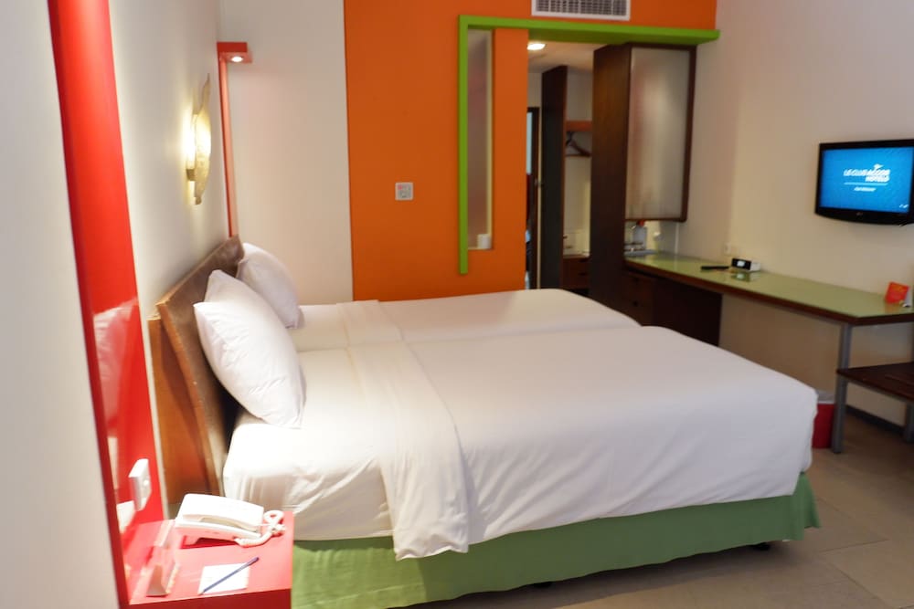 Habitación Superior con 1 Cama Doble y Vistas a la Piscina del hotel Ibis Styles Bali Legian. Foto 1