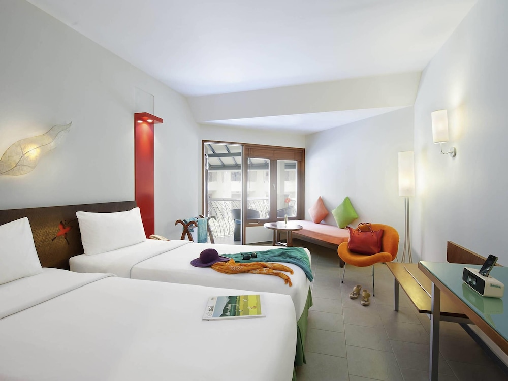 Habitación Superior con Dos Camas Individuales y Vistas a la Piscina del hotel Ibis Styles Bali Legian
