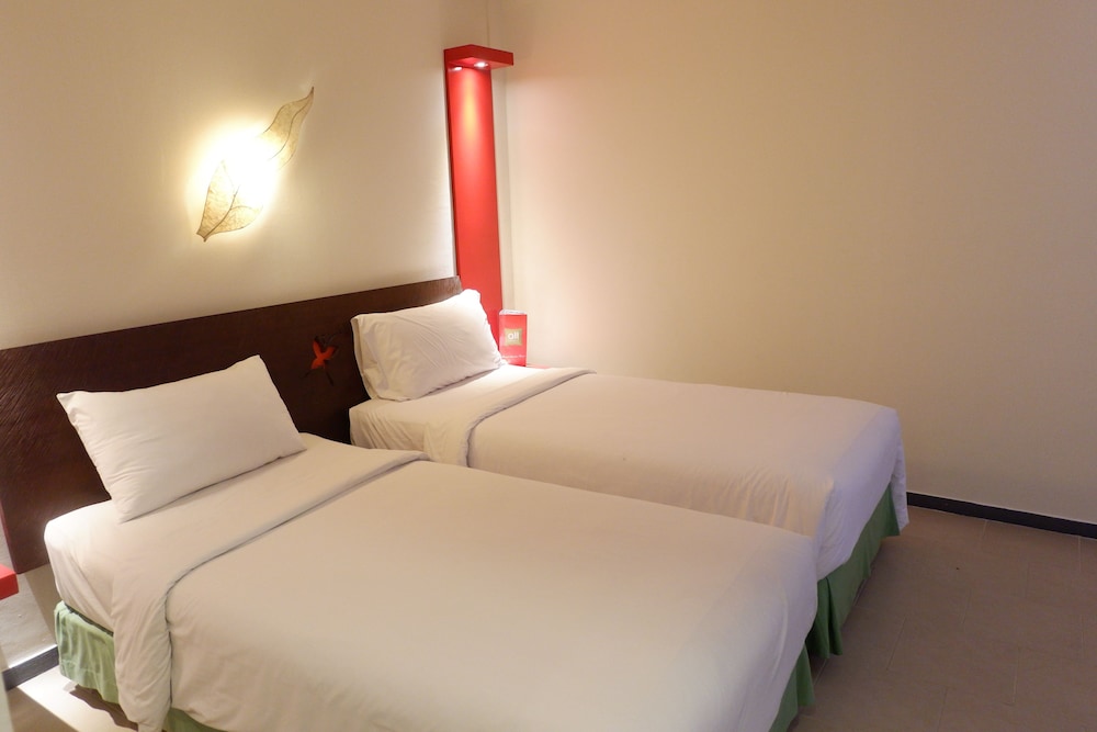 Habitación Superior con Dos Camas Individuales y Vistas a la Piscina del hotel Ibis Styles Bali Legian. Foto 3