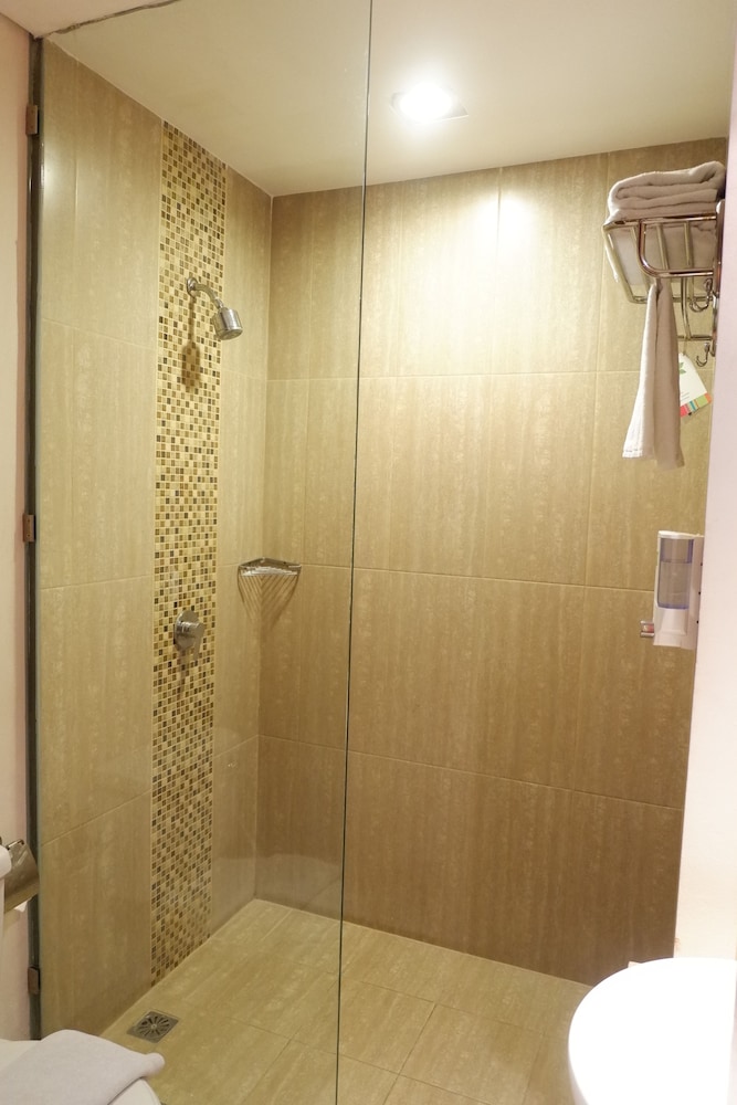 Habitación Superior con Dos Camas Individuales y Vistas a la Piscina del hotel Ibis Styles Bali Legian. Foto 6