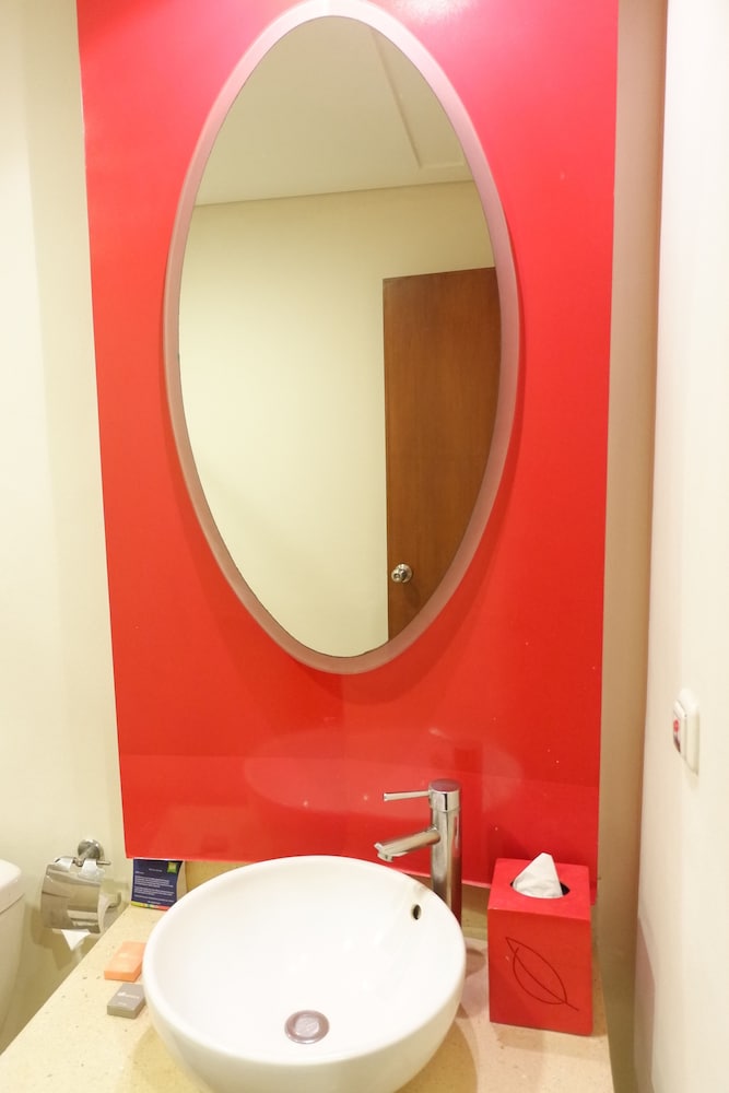 Habitación Superior con Dos Camas Individuales y Vistas a la Piscina del hotel Ibis Styles Bali Legian. Foto 7