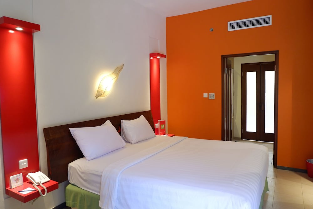 Habitación Deluxe con 1 cama doble del hotel Ibis Styles Bali Legian. Foto 1
