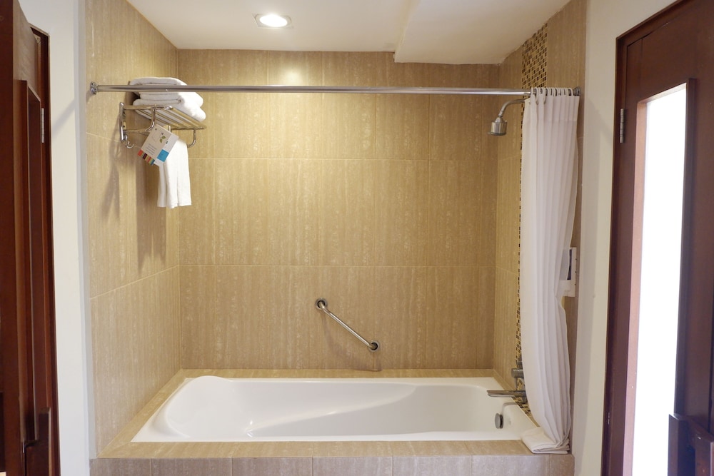 Habitación Deluxe con dos camas individuales del hotel Ibis Styles Bali Legian. Foto 9