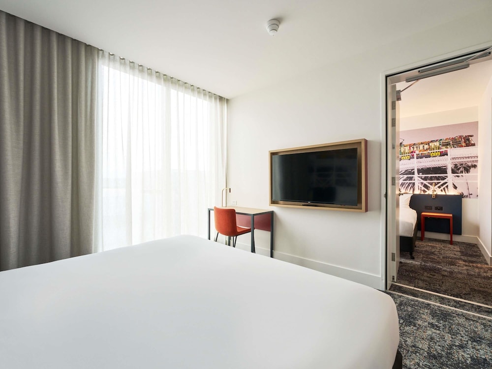 Habitación Deluxe con 1 cama king size del hotel Ibis Styles Melbourne Airport. Foto 6
