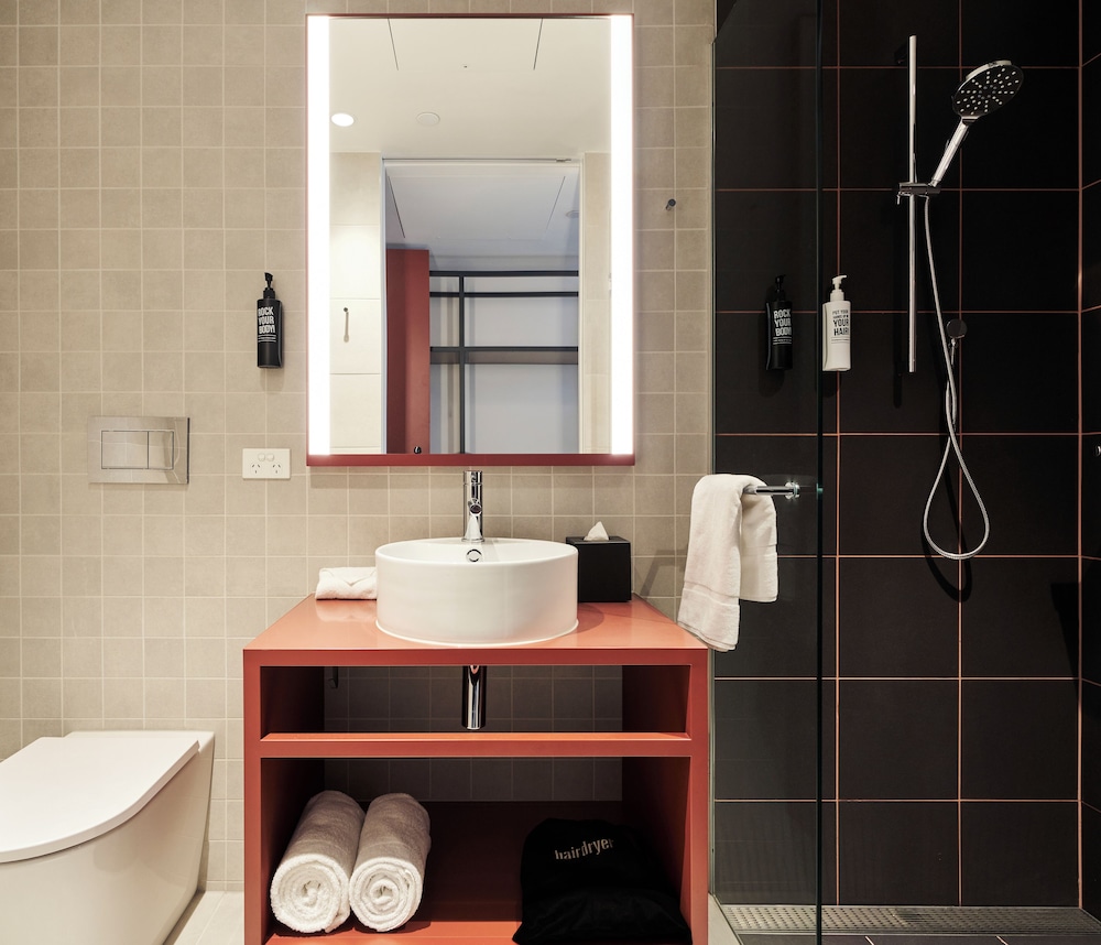 Habitación Deluxe con Vistas a la Pista con 1 cama King del hotel Ibis Styles Melbourne Airport. Foto 5