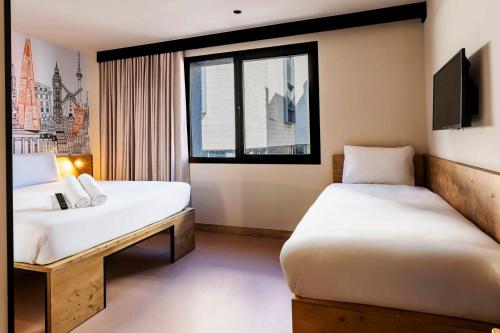 Habitación Triple Estándar del hotel easyHotel Madrid Alcala. Foto 2