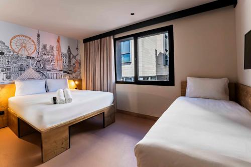 Habitación Triple Estándar del hotel easyHotel Madrid Alcala. Foto 4