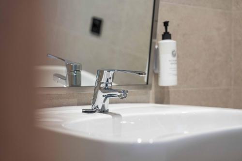 Habitación Doble adaptada para personas con movilidad reducida del hotel easyHotel Madrid Alcala. Foto 8