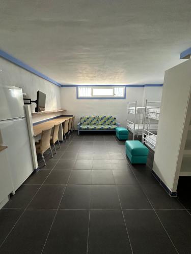 Litera en habitación compartida mixta del hotel TAO SURF. Foto 15
