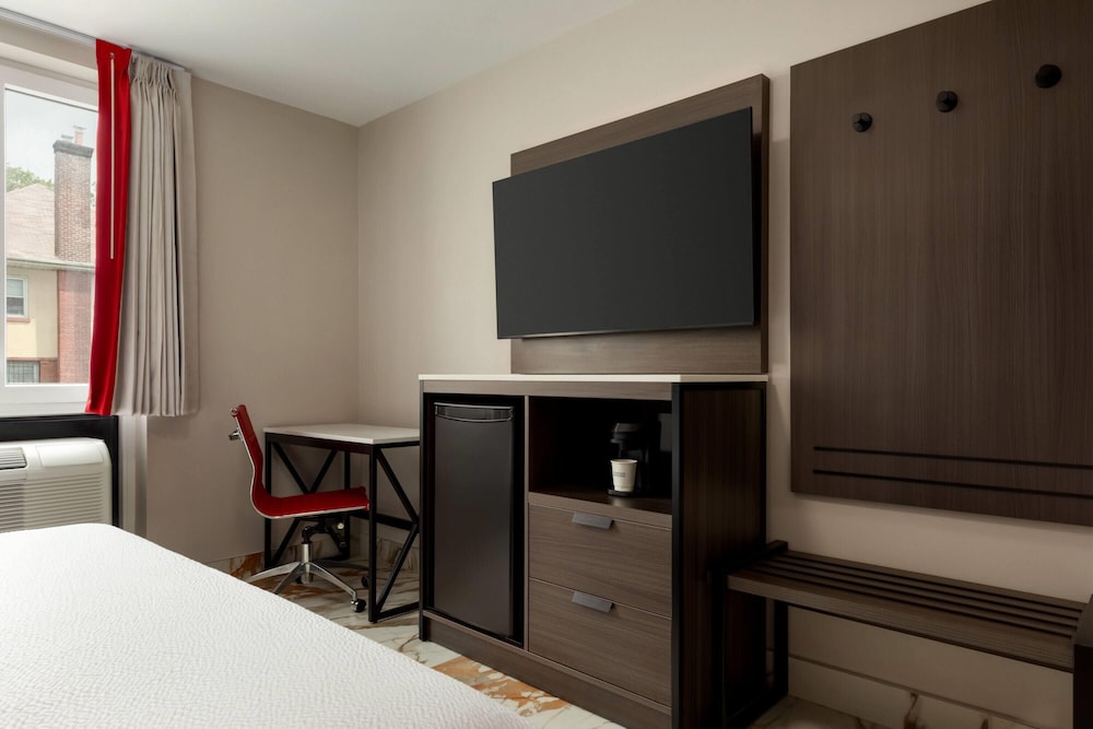 Habitación, 1 cama de matrimonio grande, no fumadores (Mobility, Roll - In Shower) del hotel Ramada By Wyndham Brooklyn Empire Blvd. Foto 4