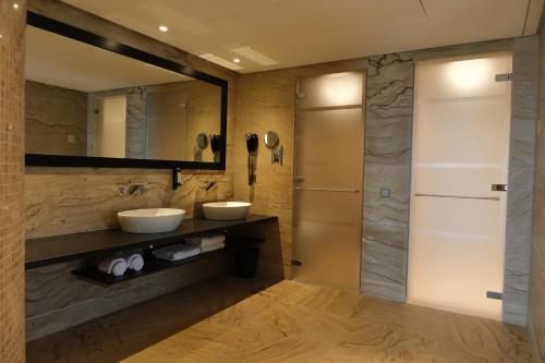 Suite Deluxe con vistas al mar del hotel The Navigator - Colombus All Inclusive. Foto 7