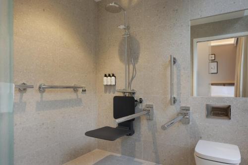Habitación Familiar adaptada para personas de movilidad reducida del hotel The Drey - Kensington, Earl's Court. Foto 8