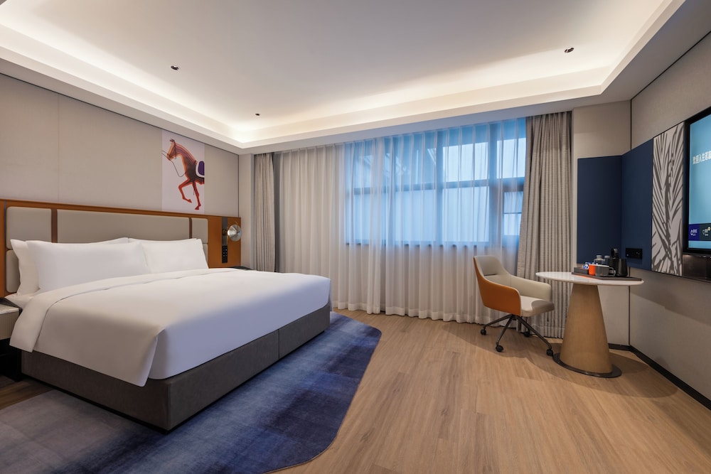 Habitación Superior con una cama king size del hotel Novotel Shanghai Hongqiao International Airport. Foto 1