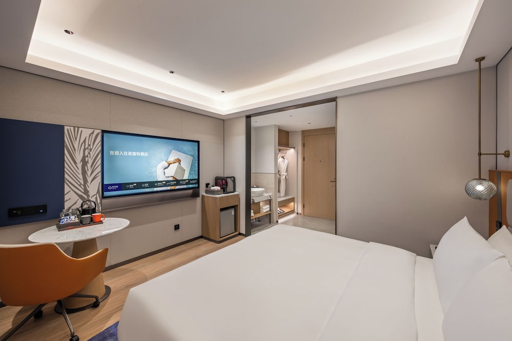 Habitación Superior con una cama king size del hotel Novotel Shanghai Hongqiao International Airport. Foto 3