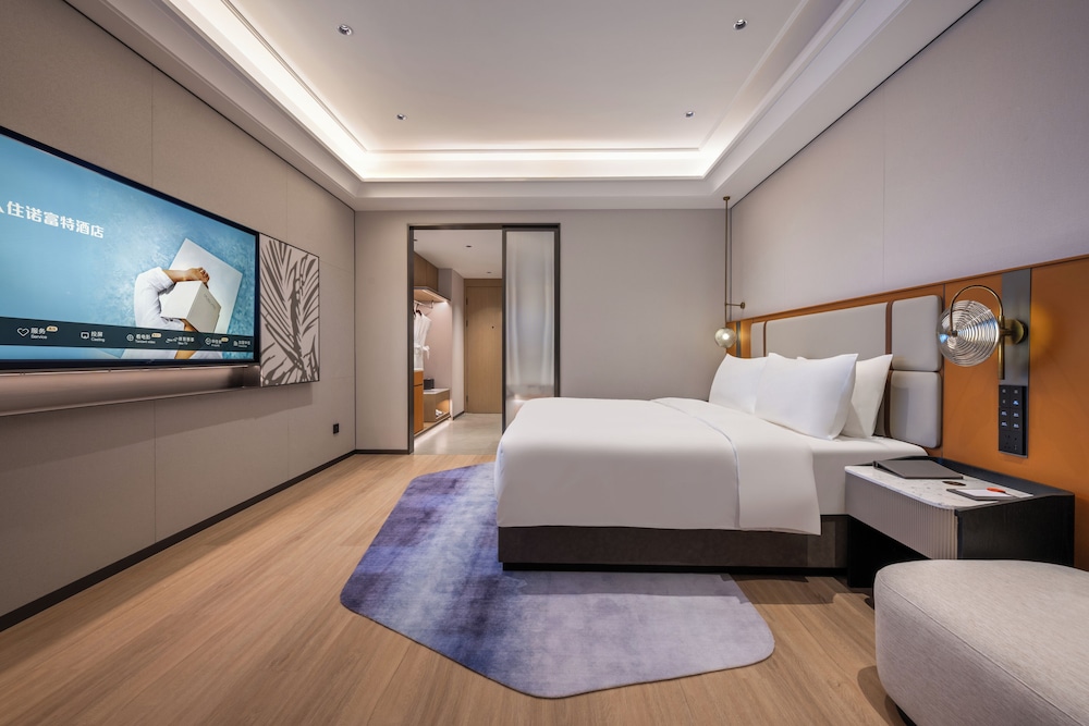 Habitación Deluxe con una cama King size del hotel Novotel Shanghai Hongqiao International Airport