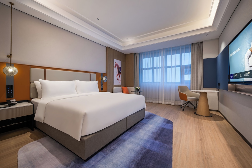Habitación Deluxe con una cama King size del hotel Novotel Shanghai Hongqiao International Airport. Foto 2