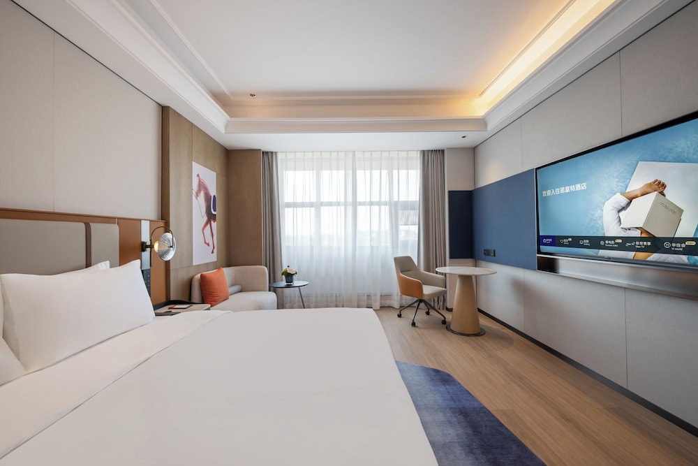 Habitación Deluxe con una cama King size del hotel Novotel Shanghai Hongqiao International Airport. Foto 3