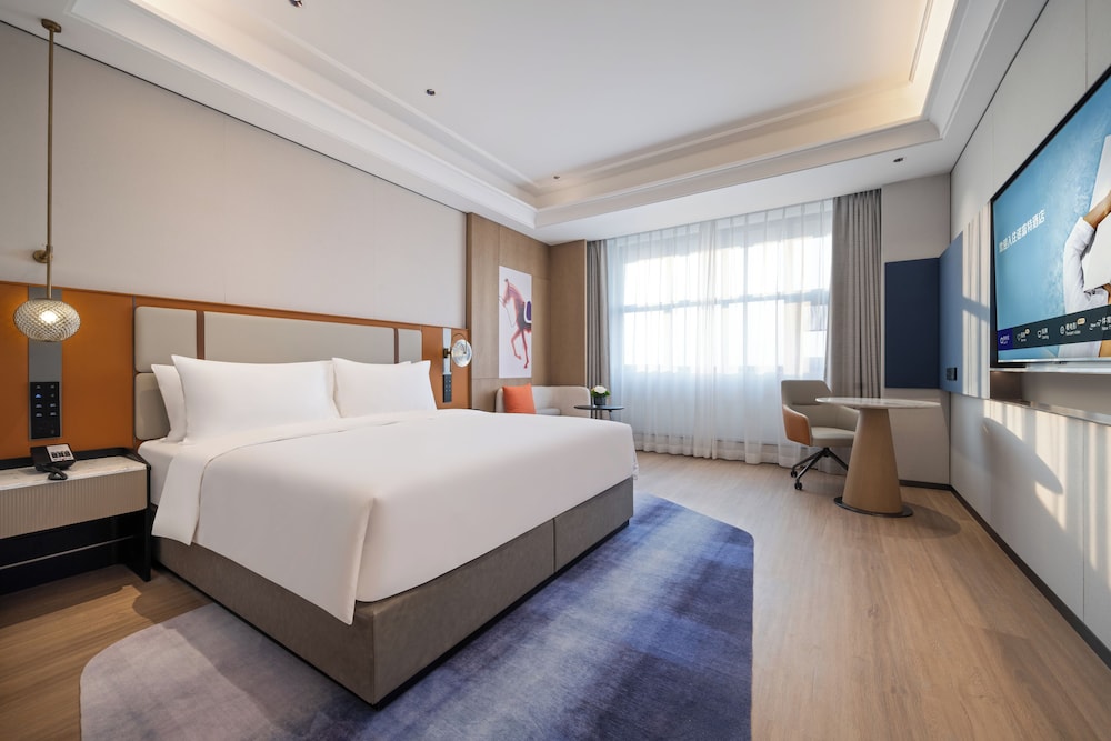 Habitación Deluxe con una cama King size del hotel Novotel Shanghai Hongqiao International Airport. Foto 4