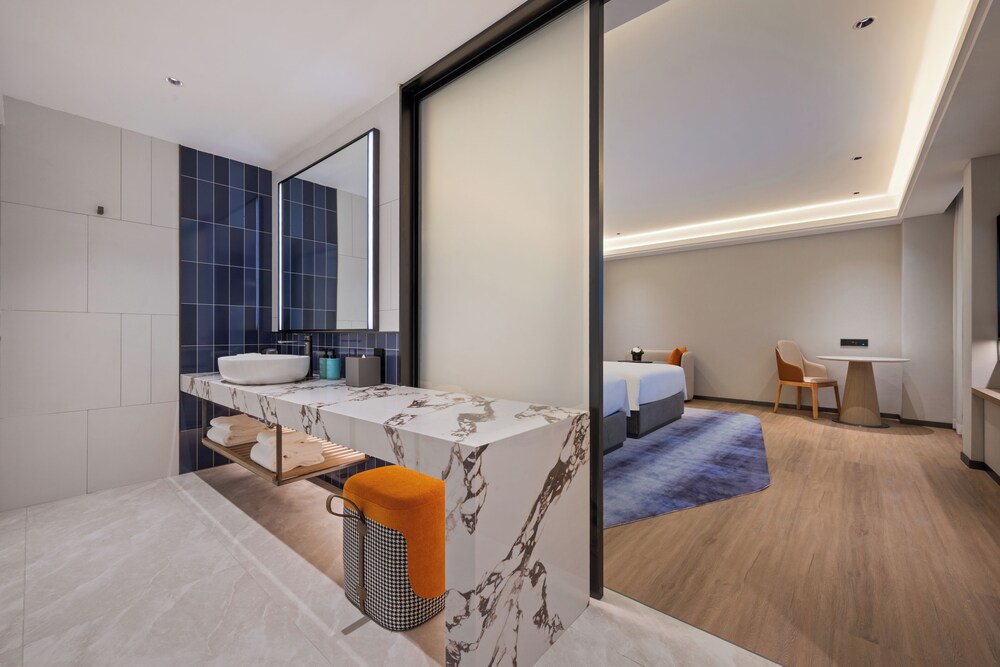 Habitación Deluxe con dos camas individuales del hotel Novotel Shanghai Hongqiao International Airport. Foto 1