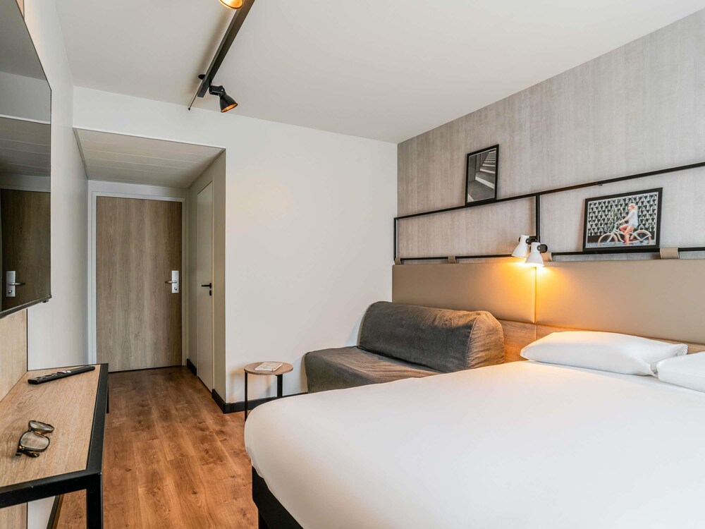 Habitación Inteligente Triple - 1 cama doble y sofá - cama individual del hotel ibis Bordeaux Nord Carbon Blanc. Foto 4