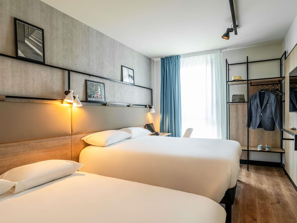 Habitación Familiar - 1 cama doble y 1 sofá - cama doble del hotel ibis Bordeaux Nord Carbon Blanc. Foto 1