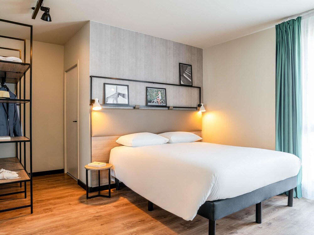 Habitación Familiar - 1 cama doble y 1 sofá - cama doble del hotel ibis Bordeaux Nord Carbon Blanc. Foto 2