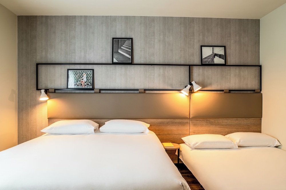 Habitación Familiar - 1 cama doble y 1 sofá - cama doble del hotel ibis Bordeaux Nord Carbon Blanc. Foto 5