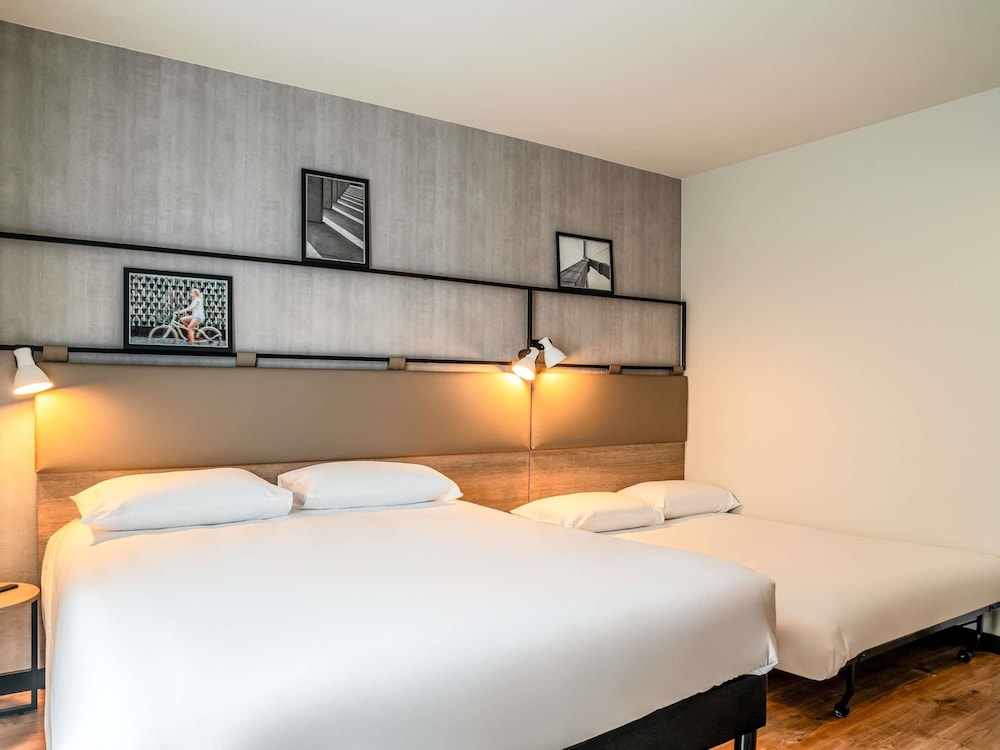 Habitación Familiar - 1 cama doble y 1 sofá - cama doble del hotel ibis Bordeaux Nord Carbon Blanc. Foto 11