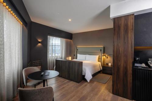 Suite con cama extragrande - No fumadores del hotel Wyndham Grand Costa Del Sol Lima Airport. Foto 3