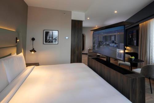 Suite con cama extragrande - No fumadores del hotel Wyndham Grand Costa Del Sol Lima Airport. Foto 5