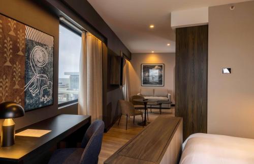 Suite con cama extragrande - No fumadores del hotel Wyndham Grand Costa Del Sol Lima Airport. Foto 7