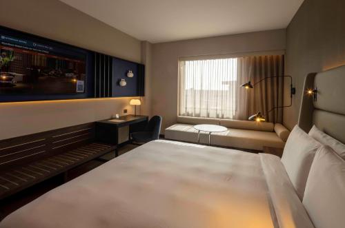 Habitación Doble Superior para no fumadores - 1 cama grande del hotel Wyndham Grand Costa Del Sol Lima Airport. Foto 1