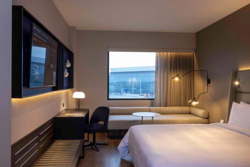 Habitación Doble Superior para no fumadores - 1 cama grande del hotel Wyndham Grand Costa Del Sol Lima Airport. Foto 3