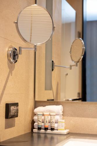 Habitación Doble Superior para no fumadores - 1 cama grande del hotel Wyndham Grand Costa Del Sol Lima Airport. Foto 6