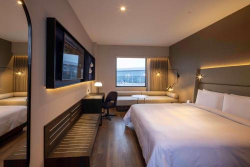Habitación adaptada para personas con movilidad reducida - 1 cama grande - No fumadores del hotel Wyndham Grand Costa Del Sol Lima Airport. Foto 1